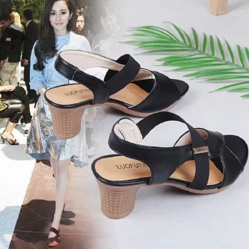 2019 m. vasarą naująjį korėjiečių moterų sandalai basutės storio aukštakulniai sandalai su sagtis su laukinių atidaryti tne moterų sandalai